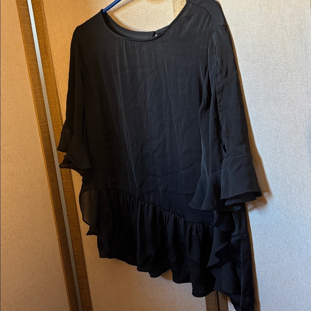 Who What Wear Black Ruffle Sleeve Top Large